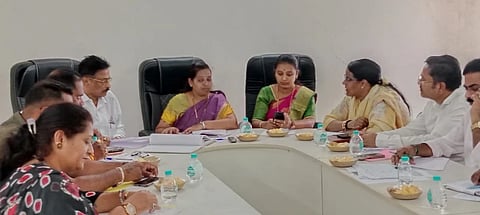 ಬೆಳಗಾವಿ ನಗರದ ಮಹಾನಗರ ಪಾಲಿಕೆ ಸಭಾಂಗಣದಲ್ಲಿ ಮಂಗಳವಾರ ತೆರಿಗೆ ಹಣಕಾಸು ಸ್ಥಾಯಿ ಸಮಿತಿ ಸಭೆಯಲ್ಲಿ ಅಧ್ಯಕ್ಷೆ ರೇಖಾ ಹೂಗಾರ ಮಾತನಾಡಿದರು. ಪ್ರೀತಿ ಕಾಮಕರ, ಹನುಮಂತ ಕೊಂಗಾಲಿ ಇತರರಿದ್ದರು.