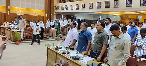  ಬೆಳಗಾವಿ ಮಹಾನಗರ ಪಾಲಿಕೆಯ ಸಾಮಾನ್ಯ ಸಭೆಯಲ್ಲಿ ಮಹಿಳಾ ಮೀಸಲಾತಿ ಕುರಿತು ಬಿಜೆಪಿ, ಕಾಂಗ್ರೆಸ್ ಸದಸ್ಯರ ನಡುವೆ ವಾಗ್ವಾದ ನಡೆಯಿತು.