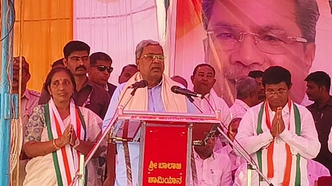 ಬಾಗಲಕೋಟೆ ತಾಲೂಕಿನ ಸುತಗುಂಡಾರ ಗ್ರಾಮದಲ್ಲಿ ಸೋಮವಾರ ಮುಖ್ಯಮಂತ್ರಿ ಸಿದ್ದರಾಮಯ್ಯ ಅವರು ಕಾಂಗ್ರೆಸ್ ಅಭ್ಯರ್ಥಿ ಉಮೇಶ ಮೇಟಿ ಪರವಾಗಿ ನಡೆದ ಪ್ರಚಾರ ಸಭೆಯಲ್ಲಿ ಮಾತನಾಡಿದರು. ಪಕ್ಕದಲ್ಲಿ ಅಭ್ಯರ್ಥಿ ಉಮೇಶ ಮೇಟಿ, ಮಲ್ಲಿಕಾರ್ಜುನ ಮೇಟಿ, ಮಹಾದೇವಿ ಮೇಟಿ, ಮಹಾದೇವಿ ಮೇಟಿ ಇದ್ದರು.