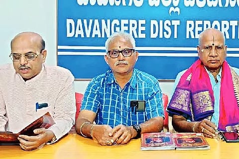 ದಾವಣಗೆರೆ ಜಿಲ್ಲಾ ವರದಿಗಾರರ ಕೂಟದಲ್ಲಿ ಶನಿವಾರ ಸುದ್ದಿಗೋಷ್ಠಿಯಲ್ಲಿ ಡಾ. ಆನಂದತೀರ್ಥಾಚಾರ್ಯ ಸಿ.ಕೆ. ಮಾತನಾಡಿದರು. ಕಂಪ್ಲಿ ಗುರುರಾಜಾಚಾರ್ಯ, ಕೊ.ಸ. ಪ್ರಸನ್ನ ಕುಮಾರ್, ಎನ್.ಡಿ. ಶ್ರೀನಿವಾಸರಾವ್ ನರಗನಹಳ್ಳಿ ಇದ್ದರು.