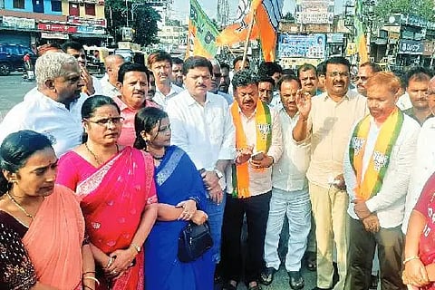 ದಾವಣಗೆರೆಯಲ್ಲಿ ಶುಕ್ರವಾರ, ಮುಂಬೈ ಮಹಾನಗರ ಪಾಲಿಕೆ ಚುನಾವಣೆಯಲ್ಲಿ ಬಹುಮತ ಪಡೆದ ಹಿನ್ನೆಲೆಯಲ್ಲಿ ಬಿಜೆಪಿ ಜಿಲ್ಲಾ ಘಟಕದ ಕಾರ್ಯಕರ್ತರು ಜಯೋತ್ಸವ ಆಚರಿಸಿದರು. ಎಂ.ಪಿ. ರೇಣುಕಾಚಾರ್ಯ, ರಾಜಶೇಖರ್ ನಾಗಪ್ಪ, ಡಾ. ಎ.ಎಚ್. ಶಿವಯೋಗಿ ಸ್ವಾಮಿ, ಬಸವರಾಜ ನಾಯ್ಕ, ಬಿ.ಜಿ. ಅಜಯ್ ಕುಮಾರ್, ಮಾಡಾಳು ಮಲ್ಲಿಕಾರ್ಜುನ್, ಧನಂಜಯ ಕಡಲೇಬಾಳ್, ಬಿ.ಎಂ. ಸತೀಶ್, ಚಂದ್ರಶೇಖರ್ ಪೂಜಾರ್, ಶ್ರೀನಿವಾಸ್ ಭಟ್, ಭಾಗ್ಯಾ ಪಿಸಾಳೆ, ನೀತು, ರೇಣುಕಮ್ಮ ಇದ್ದರು.