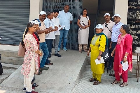 ಕುಶಾಲನಗರ ಪಟ್ಟಣದಲ್ಲಿ ಪುರಸಭೆ ವತಿಯಿಂದ ಜನಗಣತಿ 2027ಕ್ಕೆ ಪೂರಕವಾಗಿ ಆರಂಭವಾದ ಮನೆ ಗಣತಿ ಸಮೀಕ್ಷಾ ಕಾರ್ಯಕ್ರಮಕ್ಕೆ ಪುರಸಭೆ ಮುಖ್ಯಾಧಿಕಾರಿ ಟಿ.ಎಸ್. ಗಿರೀಶ್ ಚಾಲನೆ ನೀಡಿದರು. ಪುರಸಭೆಯ ಎಂಜಿನಿಯರ್ ರಾಘವ, ಗಣತಿ ಕಾರ್ಯದ ಮೇಲ್ವಿಚಾರಕರು ಹಾಗೂ ಗಣತಿದಾರರು ಇದ್ದರು.