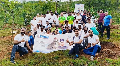 green cbi ಹುಬ್ಬಳ್ಳಿಯ ನೃಪತುಂಗ ಬೆಟ್ಟದಲ್ಲಿ ಸೆಂಟ್ರಲ್​ ಬ್ಯಾಂಕ್​ ಆಫ್ ಇಂಡಿಯಾ ವತಿಯಿಂದ ಏರ್ಪಡಿಸಿದ್ದ "ಏಕ್​ ಪೇಡ್​ ಮಾ ಕೆ ನಾಮ್​' ಅಭಿಯಾನದಲ್ಲಿ ಪಾಲ್ಗೊಂಡ ಅಧಿಕಾರಿಗಳು, ಸಿಬ್ಬಂದಿ.