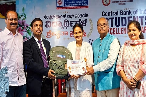 ಹುಬ್ಬಳ್ಳಿಯ ಸಂಜೀವಿನಿ ಆಯುರ್ವೇದ sanjeevini ayurvedaವೈದ್ಯಕೀಯ ಕಾಲೇಜ್ ಮತ್ತು ಆಸ್ಪತ್ರೆಯಲ್ಲಿ ಸೆಂಟ್ರಲ್ ಬ್ಯಾಂಕ್ ಆಫ್ ಇಂಡಿಯಾ ವತಿಯಿಂದ ವಿದ್ಯಾರ್ಥಿಗಳಿಗೆ ಶ್ರೇಷ್ಠತಾ ಪ್ರಶಸ್ತಿ ವಿತರಿಸಲಾಯಿತು.