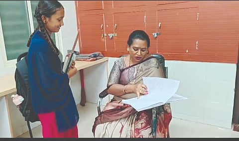  ವಿದ್ಯಾರ್ಥಿನಿಲಯದಲ್ಲಿ ಕುಂದುಕೊರತೆ ಆಲಿಸಿದ ಡಾ.ವಾಸಂತಿ ಅಮರ್