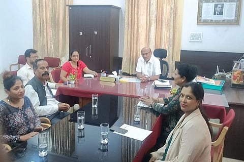 ಸೌಂದರ್ಯ ವರ್ಧಕ ತಜ್ಞರ ಸಂಘದ ಪ್ರಮುಖರು ಮೈಸೂರಿನಲ್ಲಿ ಸೆಸ್ಕ್ ಕೊಡಗು ವೃತ್ತದ ಸೂಪರಿಂಟೆAಡೆAಟ್ ಇಂಜಿನಿಯರ್ ಎಂ.ಕೆ. ಸೋಮಶೇಖರ್ ಅವರನ್ನು ಭೇಟಿ ಮಾಡಿದ್ದರು. ವನಿತಾ ಚಂದ್ರಮೋಹನ್, ನಾಗಮಣಿ, ನವ್ಯ, ತಾಜ್ ಇಸ್ಮಾಯಿಲ್ ಮತ್ತಿತರರು ಇದ್ದರು.