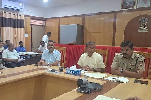 ದಾವಣಗೆರೆ ಜಿಲ್ಲಾಡಳಿತ ಭವನದಲ್ಲಿ ಶನಿವಾರ ಏರ್ಪಡಿಸಲಾಗಿದ್ದ ಸಿ.ಇ.ಟಿ. ಪರೀಕ್ಷೆಯ ಪೂರ್ವಸಿದ್ಧತಾ ಸಭೆಯಲ್ಲಿ ಜಿ.ಎಂ. ಗಂಗಾಧರ ಸ್ವಾಮಿ ಮಾತನಾಡಿದರು. ಎಚ್.ಟಿ. ಶೇಖರ್, ಶೀಲವಂತ ಶಿವಕುಮಾರ್, ಮಧುಸೂದನ್, ರೇಣುಕಾ ಇದ್ದರು.
