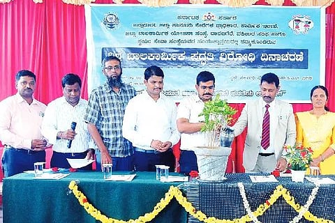 ದಾವಣಗೆರೆಯಲ್ಲಿ ಶುಕ್ರವಾರ ವಿಶ್ವ ಬಾಲ ಕಾರ್ಮಿಕ ಪದ್ಧತಿ ವಿರೋಧಿ ದಿನಾಚರಣೆ ಕಾರ್ಯಕ್ರಮವನ್ನು ಜಿ.ಪಂ. ಸಿಇಒ ಗಿತ್ತೆ ಮಾಧವ ವಿಠ್ಠಲರಾವ್ ಉದ್ಘಾಟಿಸಿದರು. ಸಿ. ರಂಗೇಗೌಡ, ಅವಿನಾಶ್, ರೇಣುಕಾದೇವಿ, ನವೀನ್ ಮಠದ್, ಶಿವಾನಂದ್ ಇದ್ದರು.