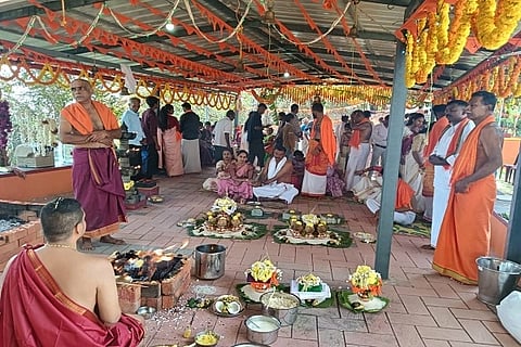 ಮಕ್ಕಂದೂರು ಗ್ರಾ.ಪಂ. ವ್ಯಾಪ್ತಿಯ ಹೆಮ್ಮೆತ್ತಾಳು ಗ್ರಾಮ ಶ್ರೀ ಚಾಮುಂಡೇಶ್ವರಿ ದೇವಿಯ ಅಷ್ಟಬಂಧ ಬ್ರಹ್ಮಕಲಶ ಮುಹೂರ್ತ ಮತ್ತು ನಾಗದೇವರು, ಗುಳಿಗ ದೈವದ ಪ್ರತಿಷ್ಠಾಪನಾ ಕಾರ್ಯ ಶ್ರದ್ಧಾ-ಭಕ್ತಿಯೊಂದಿಗೆ ನಡೆಯಿತು. ಗ್ರಾಮ ಮತ್ತು ನೆರೆಯ ಗ್ರಾಮಗಳ ಭಕ್ತರು ಪಾಲ್ಗೊಂಡಿದ್ದರು