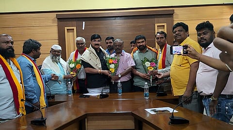 ಬೆಳಗಾವಿ ನಗರದ ಪ್ರವಾಸಿ ಮಂದಿರದಲ್ಲಿ ಶುಕ್ರವಾರ ಮಹಾರಾಷ್ಟ್ರ ಕನ್ನಡ ಹೋರಾಟಗರು ಮತ್ತು ಬೆಳಗಾವಿ ಕನ್ನಡ ಪರ ಸಂಘಟನೆ ಮುಖಂಡರ ಸಭ ನಡೆಯಿತು. ಅಶೋಕ ಚಂದರಗಿ, ವಿಕ್ರಂ ಸಾವಂತಿ, ಮಹಾದೇವ ತಳವಾರ ಇತರರಿದ್ದರು.