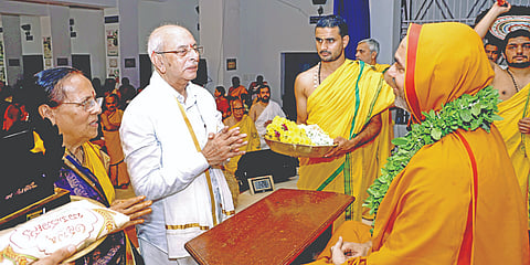 ಗೋಕರ್ಣದ ಅಶೋಕೆಯ ಶ್ರೀರಾಮಚಂದ್ರಾಪುರ ಮಠದಲ್ಲಿ 33ನೇ ಅನ್ನಬ್ರಹ್ಮ ಚಾತುರ್ಮಾಸ್ಯ ನಿಮಿತ್ತ ಶುಕ್ರವಾರ ಆಯೋಜಿಸಿದ್ದ ಧರ್ಮಸಭೆಯಲ್ಲಿ ಬೆಂಗಳೂರಿನ ಖ್ಯಾತ ಸಿಎಂಆರ್ ವಿಶ್ವವಿದ್ಯಾಲಯದ ವಿಶ್ರಾಂತ ಉಪಕುಲಪತಿ ಡಾ.ಎಂ.ಎಸ್. ಶಿವಕುಮಾರ ಕಾರ್ಯಕ್ರಮದಲ್ಲಿ ಭಾಗಿಗಳಾಗಿ ಶ್ರೀ ರಾಘವೇಶ್ವರ ಭಾರತೀ ಸ್ವಾಮೀಜಿ ಅವರ ಆಶೀರ್ವಾದ ಪಡೆದರು.