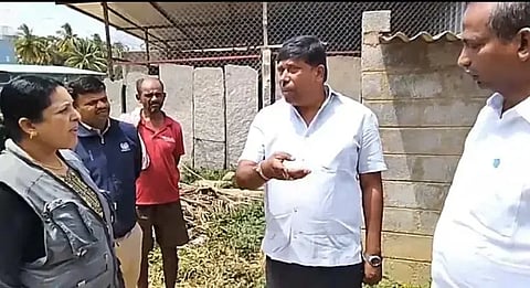 ಕೋಲಾರ ತಾಲೂಕಿನ ಚಿನ್ನಾಪುರ ಗ್ರಾಮದಲ್ಲಿ ಚಿರತೆ ದಾಳಿ ಮಾಡಿ ಕುರಿಗಳು ಮೃತಪಟ್ಟಿರುವ ಸ್ಥಳಕ್ಕೆ ಸಂಸದ ಎಂ.ಮಲ್ಲೇಶ್​ ಬಾಬು, ಅರಣ್ಯ ಉಪ ಸಂರಕ್ಷಣಾಧಿಕಾರಿ ಸರಿನಾ ಸಿಕ್ಕಲಿಗರ್​, ಜೆಡಿಎಸ್​ ಮುಖಂಡ ಸಿಎಂಆರ್​ ಶ್ರೀನಾಥ್​ ಭೇಟಿ ನೀಡಿ ಪರಿಶೀಲಿಸಿದರು. 