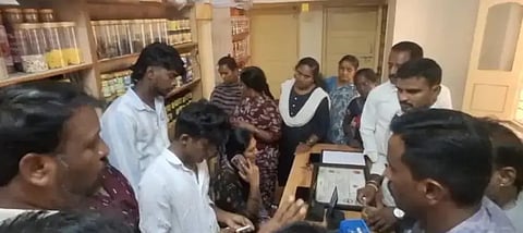 ಕೋಲಾರ ನಗರದ ಶ್ರೀಕಾಳಿದೇವಿ ಎಂಟರ್​ ಪೆಸಸ್​ನ ಸಿಬ್ಬಂದಿ ರಮ್ಯ ಅವರನ್ನು ತರಾಟೆಗೆ ತೆಗೆದುಕೊಂಡ ವಂಚನೆಗೆ ಒಳಗಾದವರು.