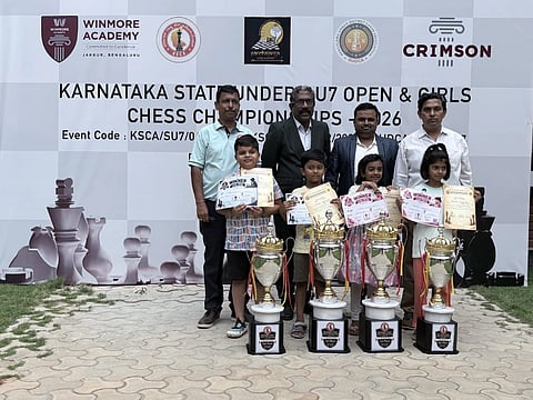 ವಿಜೇತರೊಂದಿಗೆ ಕೆಎಸ್​ಸಿಎ ಕಾರ್ಯದರ್ಶಿ ಸಚಿನ್​ ಪಿ.ಎಸ್​, ವಿನ್​ಮೋರ್​ ಅಕಾಡೆಮಿ ಪ್ರಾಂಶುಪಾಲ ಡೇವಿಡ್​, ಪಂಚಜನ್ಯ ಅಕಾಡೆಮಿ ಸ್ಥಾಪಕ ಸುರೇಶ್​ ಬಾಬು. 