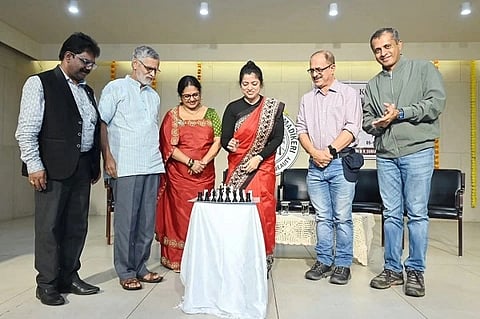ಕೊಡಗು ವಿದ್ಯಾಲಯದಲ್ಲಿ ನಡೆದ 25ನೇ ವರ್ಷದ ಅಂತರ್-ಶಾಲಾ ಚೆಸ್ ಪಂದ್ಯಾವಳಿಯನ್ನು ಜಿಲ್ಲಾ ಯುವ ಸಬಲೀಕರಣ ಮತ್ತು ಕ್ರೀಡಾ ಇಲಾಖೆಯ ನಿರ್ದೇಶಕಿ ಚಿನ್ಮಯಿ ಚಕ್ರವರ್ತಿ ಉದ್ಘಾಟಿಸಿದರು. ಬಿ.ಜಿ. ಅನಂತಶಯನ, ಶಂಕರ್ ನಾರಾಯಣ, ಸಿ.ಎಸ್. ಗುರುದತ್, ಕೆ. ಎಸ್. ಸುಮಿತ್ರಾ, ಪಿ. ರವಿ ಇದ್ದರು.