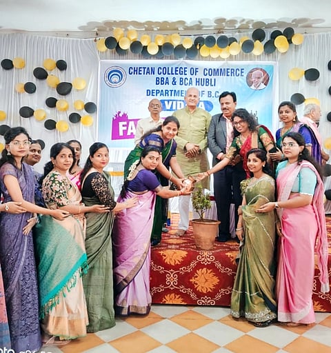 ಶ್ರೀನಗರದ ಚೇತನ ಬಿಜಿನೆಸ್ ಸ್ಕೂಲ್‌ನಲ್ಲಿ bca students ಭಾನುವಾರ ಬಿಸಿಎ ಅಂತಿಮ ವರ್ಷದ ವಿದ್ಯಾರ್ಥಿಗಳ ಬೀಳ್ಕೊಡುಗೆ ಸಮಾರಂಭವನ್ನು ಪಾಲಿಕೆ ಸದಸ್ಯ ರಾಜಣ್ಣ ಕೊರವಿ ಉದ್ಘಾಟಿಸಿದರು.