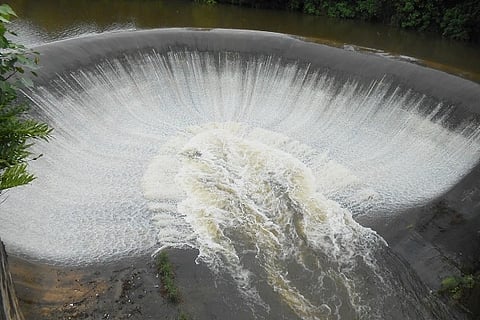 ಭರ್ತಿ ಆಗಿ ಕೋಡಿ ಬೀಳುತ್ತಿರುವ ಚಿಕ್ಲಿಹೊಳೆ ಜಲಾಶಯ