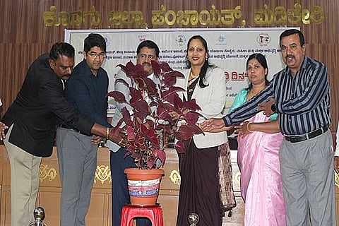  ಮಡಿಕೇರಿ ಜಿಲ್ಲಾ ಪಂಚಾಯತ್ ಸಭಾಂಗಣದಲ್ಲಿ ನಡೆದ ವಿಶ್ವ ಬಾಲಕಾರ್ಮಿಕ ಪದ್ಧತಿ ವಿರೋಧಿ ದಿನ ಕಾರ್ಯಕ್ರಮಕ್ಕೆ ಕೌಟುಂಬಿಕ ನ್ಯಾಯಾಲಯದ ಪ್ರಧಾನ ನ್ಯಾಯಾಧೀಶ ಸಿ.ಕೆ. ಬಸವರಾಜ್ ಚಾಲನೆ ನೀಡಿದರು. ಶುಭ, ನಿತಿನ್ ಚಕ್ಕಿ, ಬಸವರಾಜು, ಯಾಲದಾಳು ಮನೋಜ್ ಬೋಪಯ್ಯ ಇದ್ದರು.