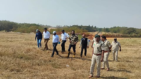 leopard ಹುಬ್ಬಳ್ಳಿ ವಿಮಾನ ನಿಲ್ದಾಣದಲ್ಲಿ ಪರಿಶೀಲನೆ ನಡೆಸುತ್ತಿರುವ ನಿಲ್ದಾಣದ ಅಧಿಕಾರಿಗಳು ಹಾಗೂ ಅರಣ್ಯ ಇಲಾಖೆ ಅಧಿಕಾರಿಗಳು. 