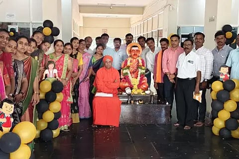 ಚನ್ನಗಿರಿ ತಾಲೂಕು ವಾಚನಾಯಕನಹಳ್ಳಿಯಲ್ಲಿ ಶುಕ್ರವಾರ ನೂತನ ಬಸವಣ್ಣ ಪುತ್ಥಳಿ ಅನಾವರಣಗೊಳಿಸಲಾಯಿತು. ಪಾಂಡೋಮಟ್ಟಿಯ ಡಾ. ಶ್ರೀ ಗುರುಬಸವ ಸ್ವಾಮೀಜಿ, ಮುಖ್ಯಶಿಕ್ಷಕ ಸಿ.ಎಸ್. ನಿಜಲಿಂಗಪ್ಪ, ಸಹ ಶಿಕ್ಷಕರಾದ ಕೆ.ಎಲ್. ಲಿಂಗರಾಜ್, ಬಿ.ಆರ್. ರವಿ, ಜಿಕ್ರಿಯಾ, ಮಣಿಕುವಾರ್, ನಾಗರಾಜ್, ಯಶವಂತ್ ಇತರರು ಇದ್ದರು. Principles