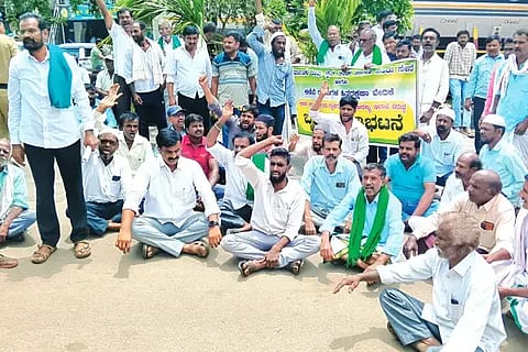 Elephant ಉಬ್ರಾಣಿ ಭಾಗದಲ್ಲಿ ಕಾಡಾನೆ ಸೆರೆಗೆ ಆಗ್ರಹಿಸಿ ಅರಣ್ಯ ಇಲಾಖೆ ಕಚೇರಿ ಎದುರು ಶುಕ್ರವಾರ ರೈತರು ರಸ್ತೆ ತಡೆದು ಹಮ್ಮಿಕೊಂಡಿದ್ದ ಪ್ರತಿಭಟನೆ. ಜಿ. ಸೋಮಶೇಖರಪ್ಪ, ಲೋಕೇಶಪ್ಪ, ಎಸ್. ಮಲ್ಲಿಕಾರ್ಜುನ, ಕುಮಾರ್, ಮಹೇಶ್ವರಪ್ಪ ಚಿತ್ರದಲ್ಲಿದ್ದಾರೆ.