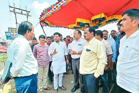 ಚನ್ನಗಿರಿ ಪಟ್ಟಣದ ಖಾಸಗಿ ಬಸ್ ನಿಲ್ದಾಣದಲ್ಲಿ 1.34 ಕೋಟಿ ರೂ. ಅನುದಾನದಲ್ಲಿ ನಡೆಯುತ್ತಿರುವ ಅಭಿವೃದ್ಧಿ ಕಾಮಗಾರಿಯನ್ನು ಬುಧವಾರ ಶಾಸಕ ಬಸವರಾಜ್ ಶಿವಗಂಗಾ ವೀಕ್ಷಿಸಿದರು. ಎನ್.ಜೆ. ನಾಗರಾಜ್, ಸಿ.ಎಚ್. ಶ್ರೀನಿವಾಸ್, ಮಂಜುನಾಥ್ ಇತರರಿದ್ದರು.Bus Stand