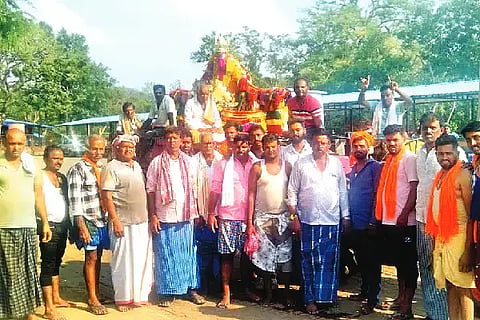 ಚನ್ನಗಿರಿ ಪಟ್ಟಣದಲ್ಲಿ ವರುಣನ ಕೃಪೆಗಾಗಿ ಬುಧವಾರ ಕುಕ್ಕುವಾಡೇಶ್ವರಿ ದೇವಿಗೆ ವಿಶೇಷ ಪೂಜೆ ಸಲ್ಲಿಸಿ ಪಲ್ಲಕ್ಕಿಯಲ್ಲಿ ಕೂರಿಸಿಕೊಂಡು ಅಮ್ಮನಗುಡ್ಡಕ್ಕೆ ಕರೆದೊಯ್ಯಲಾಯಿತು. ಎಂ.ಬಿ. ಶಿವಾಜಿರಾವ್, ಕಾಯಿ ಮಂಜಣ್ಣ, ಕುಬೇಂದ್ರೋಜಿರಾವ್, ನಾಗರಾಜ್ ಕೇಸರ್‌ಕರ್, ಅಣ್ಣೋಜಿರಾವ್ ಇತರರು  ಇದ್ದರು.Kukkuvadeshwari