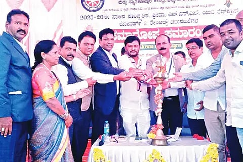 ಚನ್ನಗಿರಿ ಶ್ರೀ ಶಿವಲಿಂಗೇಶ್ವರ ಸರ್ಕಾರಿ ಪ್ರಥಮ ದರ್ಜೆ ಕಾಲೇಜಿನಲ್ಲಿ ಬುಧವಾರ ಸಾಂಸ್ಕೃತಿಕ, ಕ್ರೀಡಾ, ಎನ್‌ಎಸ್‌ಎಸ್, ಯುವ ರೆಡ್‌ಕ್ರಾಸ್ ಹಾಗೂ ರೋವರ್ಸ್ ಮತ್ತು ರೇಂಜರ್ಸ್ ಚಟುವಟಿಕೆಗಳನ್ನು ಶಾಸಕ ಬಸವರಾಜ್ ಶಿವಗಂಗಾ ಉದ್ಘಾಟಿಸಿದರು. ಡಾ. ರಾಹುಲ್ ದೇವರಾಜ್, ಬಿ.ಜಿ. ಅಮೃತೇಶ್ವರ, ಶಶಿಕಿರಣ್, ನಾಗರಾಜ್ ನಾಡಿಗ್ ಇತರರಿದ್ದರು.basavaraj shivaganga