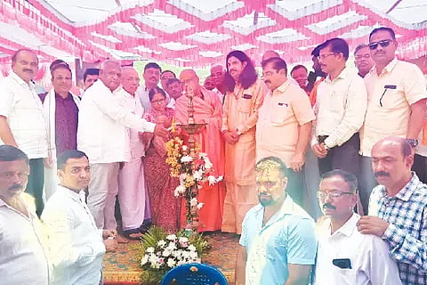 ಚನ್ನಗಿರಿ ತಾಲೂಕಿನ ಹೊದಿಗೆರೆಯಲ್ಲಿ ಭಾನುವಾರ ಹಮ್ಮಿಕೊಂಡಿದ್ದ ಷಹಾಜಿರಾಜೆ ಭೋಂಸ್ಲೆ ಹಾಗೂ ಛತ್ರಪತಿ ಸಂಭಾಜೀ ಮಹಾರಾಜರ ಜಯಂತ್ಯುತ್ಸವವನ್ನು ಮಂಜುನಾಥ ಸುರೇಶ ಭಾರತೀನಂದ ಸ್ವಾಮೀಜಿ ಉದ್ಘಾಟಿಸಿದರು. ಶ್ರೀ ದಾದಾ ಮಹಾರಾಜ್ ನಗರಕರ್, ಮಹಿಮಾ ಪಟೇಲ್, ಶಾರದಾ ಪೂರ್ಯನಾಯ್ಕ, ತೇಜಸ್ವಿ ಪಟೇಲ್ ಇತರರಿದ್ದರು.success
