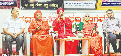 ಚನ್ನಗಿರಿ ತಾಲೂಕು ಪಾಂಡೋಮಟ್ಟಿ ವಿರಕ್ತ ಮಠದಲ್ಲಿ ಮಾಸಿಕ ಶಿವಾನುಭವ ಹಾಗೂ ನಿಜಶರಣ ಹಡಪದ ಅಪ್ಪಣ್ಣನವರ ಸ್ಮರಣೋತ್ಸವದಲ್ಲಿ ಶ್ರೀ ಡಾ. ಗುರುಬಸವ ಸ್ವಾಮೀಜಿ ಮಾತನಾಡಿದರು. ಶ್ರೀ ಬಸವಾನಂದ ಸ್ವಾಮೀಜಿ, ಚಿನ್ಮಯಾನಂದ, ಎಂ. ವೀರೇಶಪ್ಪ, ಸೌಭಾಗ್ಯ ಇದ್ದರು. Surrender