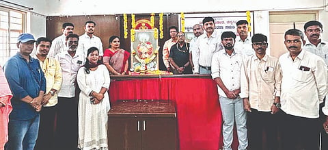 ಚನ್ನಗಿರಿ ತಾಲೂಕು ಕಚೇರಿಯಲ್ಲಿ ರಾಜರ್ಷಿ ನಾಲ್ವಡಿ ಕೃಷ್ಣರಾಜ ಒಡೆಯರ್ ಜಯಂತಿ ಆಚರಿಸಲಾಯಿತು. ಸರ್ಕಾರಿ ನೌಕರ ಸಂಘದ ತಾಲೂಕು ಅಧ್ಯಕ್ಷ ಶಿವಕುಮಾರ್,  ತಹಸೀಲ್ದಾರ್ ರುಕ್ಮಿಣಿಬಾಯಿ, ತಾಲೂಕು ಶಿರಸ್ತೇದಾರ್ ಮೋಹನ್, ಅರುಣ್, ಟಿಎಚ್‌ಒ ಡಾ. ಶಿವಕುಮಾರ್, ಆರೋಗ್ಯ ಅಧಿಕಾರಿ ಲೋಕೇಶ್, ರುದ್ರಸ್ವಾಮಿ ಇತರರು ಇದ್ದರು. rajarshi