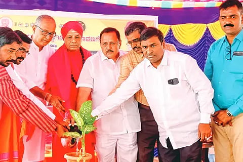 Wedding ಚನ್ನಗಿರಿ ತಾಲೂಕಿನ ಪಾಂಡೋಮಟ್ಟಿ ವಿರಕ್ತಮಠದಲ್ಲಿ ಸೋಮವಾರ ರಾಜ್ಯಮಟ್ಟದ ವಧೂ-ವರರ ಸಮಾವೇಶದಲ್ಲಿ ಮಠದ ಡಾ. ಶ್ರೀ ಗುರುಬಸವ ಸ್ವಾಮೀಜಿ ಮಾತನಾಡಿದರು. ತುಮ್ಕೋಸ್ ಅಧ್ಯಕ್ಷ ಎಚ್.ಎಸ್. ಶಿವಕುಮಾರ್, ರೋಣ ಶೇಖರಯ್ಯ ಶಾಸ್ತ್ರಿ, ಸೋಮಶೇಖರ್ ದೊಡ್ಡಮನಿ, ಆರ್.ಎಂ. ರವಿ, ರಾಜೇಶ್ವರಿ ಕಾಕನೂರು ಚಿತ್ರದಲ್ಲಿದ್ದಾರೆ.