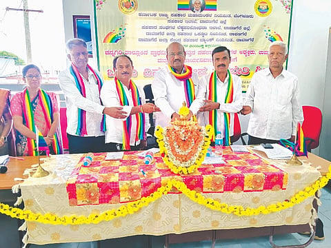 ಚನ್ನಗಿರಿ ತಾಲೂಕಿನ ಪ್ರಾಥಮಿಕ ಕೃಷಿ ಪತ್ತಿನ ಸಹಕಾರ ಸಂಘಗಳ ಅಧ್ಯಕ್ಷರು, ಉಪಾಧ್ಯಕ್ಷರು ಮತ್ತು ಮುಖ್ಯ ಕಾರ್ಯನಿರ್ವಾಹಕರ ತರಬೇತಿ ಶಿಬಿರವನ್ನು ಡಾ.ಜಿ.ಆರ್. ಷಣ್ಮುಖಪ್ಪ ಉದ್ಘಾಟಿಸಿದರು. ಜಿ.ಎಸ್. ದೀಪಕ್, ವಿ.ವಿಜಯ, ಕೆ.ಜಿ. ಸುರೇಶ್, ಬೇತೂರು ಟಿ. ರಾಜಣ್ಣ, ಶೈಲಜಾ ಆರ್. ಚವಾಣ್ ಇತರರಿದ್ದರು. Training