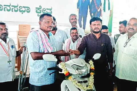 ಚನ್ನಗಿರಿ ಶಾಸಕ ಕಚೇರಿಯಲ್ಲಿ ಜಿಲ್ಲಾ ವಿಶೇಷ ಚೇತನ ಹಾಗೂ ಹಿರಿಯ ನಾಗರಿಕರ ಇಲಾಖೆಯಿಂದ  ಅಂಗವಿಕಲರಿಗೆ ದ್ವಿಚಕ್ರ ವಾಹನವನ್ನು ಶಾಸಕ ಬಸವರಾಜ್ ಶಿವಗಂಗಾ ವಿತರಿಸಿದರು. ವಿವಿಧೋದ್ದೇಶ  ಪುನರ್ವಸತಿ ಕಾರ್ಯಕರ್ತ ಸುಬ್ರಹ್ಮಣ್ಯ, ಶಾಸಕರ ಅಪ್ತ ಕಾರ್ಯದರ್ಶಿ ರವಿಕುವಾರ್, ಜಯದೇವ ಇದ್ದರು.disabled