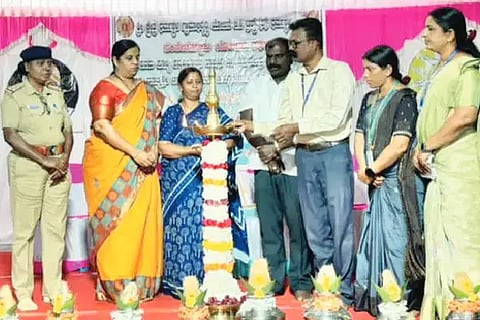 ಚನ್ನಗಿರಿ ತಾಲೂಕು ದೇವರಹಳ್ಳಿ ಗ್ರಾಮದಲ್ಲಿ ಭಾನುವಾರ ಹಮ್ಮಿಕೊಂಡಿದ್ದ ತಾಲೂಕು ಮಟ್ಟದ ಮಹಿಳಾ ವಿಚಾರಗೋಷ್ಠಿ ಕಾರ್ಯಕ್ರಮವನ್ನು ಪಿಎಸ್‌ಐ ರೂಪ್ಲಿಬಾಯಿ ಉದ್ಘಾಟಿಸಿದರು. ಎ.ಆರ್. ರಂಗನಾಥ್, ಶಶಿಕಲಾ ಈಶ್ವರ, ಸಂತೋಷ್, ರತ್ನಮೈಪಾಲ್ ಇದ್ದರು.Seminar