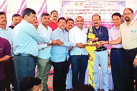 ಚನ್ನಗಿರಿ ಸರ್ಕಾರಿ ಕ್ರೀಡಾಂಗಣದಲ್ಲಿ ಗುರುವಾರ ಅಂತರ ಕಾಲೇಜು ಬಾಲ್ ಬ್ಯಾಡ್ಮಿಂಟನ್ ಪಂದ್ಯಾವಳಿಯನ್ನು ಪ್ರಾಚಾರ್ಯ ಡಾ.ಬಿ.ಜಿ. ಅಮೃತೇಶ್ವರ ಉದ್ಘಾಟಿಸಿದರು. ಜಿ.ಎಸ್. ಸುರೇಶ್, ಡಾ. ಚಂದ್ರಶೇಖರ್, ಎಸ್.ಎಸ್. ಮಧುಕುಮಾರ್, ಜೆ.ಜ್ಯೋತಿಪ್ರಸಾದ್, ಎಂ.ಆರ್.ಶಿವರಾಜ್, ಜ್ಯೋತಿಕೋರಿ ಇದ್ದರು.