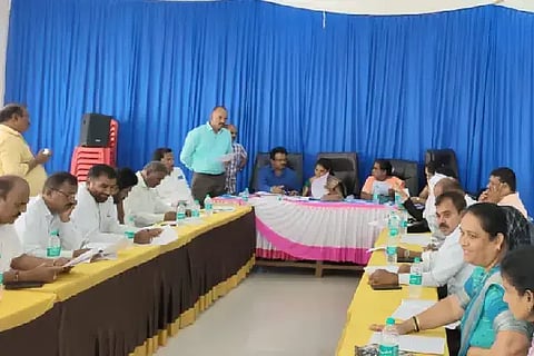 ಚನ್ನಗಿರಿ ಪುರಸಭೆಯಲ್ಲಿ ಮಂಗಳವಾರ ಹಮ್ಮಿಕೊಂಡಿದ್ದ ಸಾಮಾನ್ಯ ಸಭೆಯಲ್ಲಿ ಪುರಸಭೆ ಅಧ್ಯಕ್ಷೆ ಲಕ್ಷ್ಮೀದೇವಮ್ಮ, ಉಪಾಧ್ಯಕ್ಷೆ ಸರ್ವಮಂಗಳಾ,ಮುಖ್ಯಾಧಿಕಾರಿ ಕೃಷ್ಣ ಡಿ. ಪಟ್ಟೆಮನಿ, ಸದಸ್ಯರು ಇದ್ದರು.