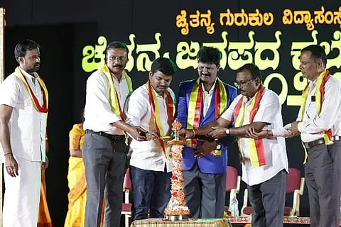 ಚನ್ನಗಿರಿ ಸಂತೇಬೆನ್ನೂರಿನಲ್ಲಿ ಹಮ್ಮಿಕೊಂಡಿದ್ದ ಚೈತನ್ಯ ಕನ್ನಡೋತ್ಸವವನ್ನು ಕಸಾಪ ತಾಲೂಕಾಧ್ಯಕ್ಷ ಎಲ್.ಜಿ. ಮಧುಕುಮಾರ್ ಉದ್ಘಾಟಿಸಿದರು. ನಾಗರಾಜ್, ಎನ್. ಶಿವಸ್ವಾಮಿ, ವೀರೇಶ್ ಪ್ರಸಾದ್, ಶಂಕರಗೌಡ, ಅಂಬಿಕಾ ಇತರರಿದ್ದರು.