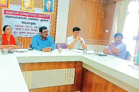 ಚನ್ನಗಿರಿ ಪ್ರವಾಸಿ ಮಂದಿರದಲ್ಲಿ ಹಮ್ಮಿಕೊಂಡಿದ್ದ ಸಾರ್ವಜನಿಕರ ಅಹವಾಲು ಸ್ವೀಕಾರ ಕಾರ್ಯಕ್ರಮದಲ್ಲಿ ಪೊಲೀಸ್ ಅಧೀಕ್ಷಕ ಎಂ.ಎಸ್. ಕೌಲಾಪೂರೆ, ಲೋಕಾಯುಕ್ತ ಡಿಎಸ್‌ಪಿ ಕಲಾವತಿ, ತಹಸೀಲ್ದಾರ್ ಎನ್.ಜೆ. ನಾಗರಾಜ್, ತಾಪಂ ಇಒ ಎಂ.ಆರ್. ಪ್ರಕಾಶ್ ಇದ್ದರು.