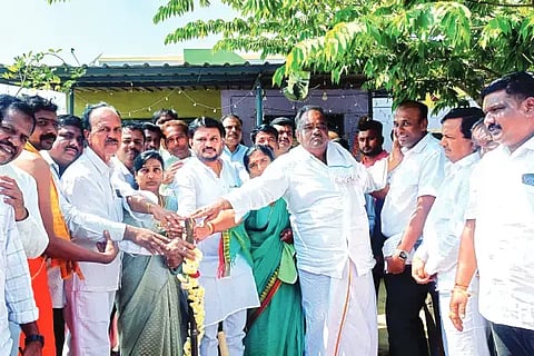 ಚನ್ನಗಿರಿ ತಾಲೂಕಿನ ಸಂತೇಬೆನ್ನೂರಿನಲ್ಲಿ ಸೋಮವಾರ ವಿವಿಧ ಕಾಮಗಾರಿಗಳಿಗೆ ಶಾಸಕ ಬಸವರಾಜ್ ಶಿವಗಂಗಾ ಗುದ್ದಲಿಪೂಜೆ ನೆರವೇರಿಸಿದರು. ಎಂ. ಸಿದ್ದಪ್ಪ, ಮೂರ್ತಪ್ಪ, ರೇಣುಕಾ ಮೂರ್ತಪ್ಪ, ಮಿನಾಕ್ಷಮ್ಮ ಕರಿಯಪ್ಪ, ಸಂತೋಷ್ ಇದ್ದರು.