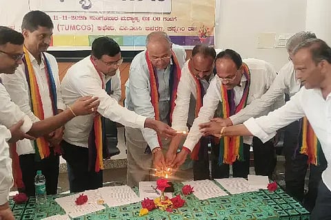 ಚನ್ನಗಿರಿ ತುಮ್‌ಕೋಸ್ ಸಭಾಂಗಣದಲ್ಲಿ ಗುರುವಾರ ಆಯೋಜಿಸಿದ್ದ ಅಭ್ಯಾಸ ವರ್ಗವನ್ನು ತುಮ್‌ಕೋಸ್ ಅಧ್ಯಕ್ಷ ಎಚ್.ಎಸ್. ಶಿವಕುಮಾರ್ ಉದ್ಘಾಟಿಸಿದರು. ಎಚ್. ಹಾಲಪ್ಪ, ಆರ್.ಎಂ. ರವಿ, ಕೆ.ಜಿ. ಸಂತೋಷ್, ಎಚ್.ಎಸ್. ಮಹೇಶ್, ಎಚ್. ಇಂದ್ರಪ್ಪ, ಕೆ. ಪರಶುರಾಮ್, ಪಿ. ರವಿ ಇದ್ದರು.
