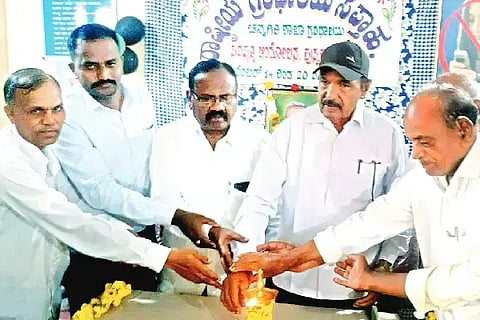 ಚನ್ನಗಿರಿಯ ಸರ್ಕಾರಿ ಸಾರ್ವಜನಿಕ ಗ್ರಂಥಾಯಲದಲ್ಲಿ ಗುರುವಾರ ಹಮ್ಮಿಕೊಂಡಿದ್ದ ರಾಷ್ಟ್ರೀಯ ಗ್ರಂಥಾಲಯ ಸಪ್ತಾಹ ಕಾರ್ಯಕ್ರಮವನ್ನು ಕಸಾಪ ಹೋಬಳಿ ಅಧ್ಯಕ್ಷ ಜಿ. ಚಿನ್ನಸ್ವಾಮಿ ಉದ್ಘಾಟಿಸಿದರು. ಗ್ರಂಥಪಾಲಕ ಜಾಧವ್, ನಿವೃತ್ತ ಶಿಕ್ಷಕ ಎಂ.ಯು. ಚನ್ನಬಸಪ್ಪ, ಅಶೋಕ್ ಇದ್ದರು.