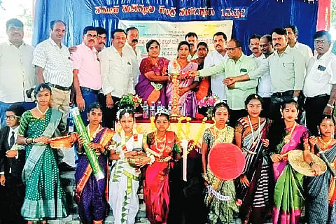 ಚನ್ನಗಿರಿ ತಾಲೂಕು ಸಂತೇಬೆನ್ನೂರು ಗ್ರಾಮದ ಕೆಪಿಎಸ್ ಪ್ರಾಥಮಿಕ ಶಾಲೆಯಲ್ಲಿ ಶುಕ್ರವಾರ ಹಮ್ಮಿಕೊಂಡಿದ್ದ ಕ್ಲಸ್ಟರ್ ಮಟ್ಟದ ಪ್ರತಿಭಾ ಕಾರಂಜಿ ಕಾರ್ಯಕ್ರಮವನ್ನು ದಿಶಾ ಸಮಿತಿ ಅಧ್ಯಕ್ಷ ಮೂರ್ತಪ್ಪ ಉದ್ಘಾಟಿಸಿದರು. ರೇಣುಕಾ, ಮೀನಾ ಕರಿಯಪ್ಪ, ಸಿದ್ದೇಶ್, ಡಿ.ಬಿ. ಕಿರಣ್ ಇತರರಿದ್ದರು.