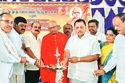 ಚನ್ನಗಿರಿಯಲ್ಲಿ ಭಾನುವಾರ ಶಿವಶರಣ ಮಾದಾರ ಚನ್ನಯ್ಯ ಸೇವಾ ಸಮಿತಿಯ ನಗರ ಶಾಖೆಯನ್ನು ಮಾಜಿ ಶಾಸಕ ಮಾಡಾಳು ವಿರೂಪಾಕ್ಷಪ್ಪ ಉದ್ಘಾಟಿಸಿದರು. ಡಾ.ಬಸವಮೂರ್ತಿ ಮಾದಾರ ಚನ್ನಯ್ಯ ಸ್ವಾಮೀಜಿ, ಹೊದಿಗೆರೆ ರಮೇಶ್, ಜಿ.ನಿಂಗಪ್ಪ ಇತರರಿದ್ದರು.City branch inauguration
