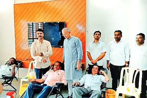 ಚನ್ನಗಿರಿಯಲ್ಲಿ ಆಯೋಜಿಸಿದ್ದ ರಕ್ತದಾನ ಶಿಬಿರವನ್ನು ತುಮ್‌ಕೋಸ್ ಸಂಸ್ಥೆ ಅಧ್ಯಕ್ಷ ಎಚ್.ಎಸ್.ಶಿವಕುಮಾರ್ ಉದ್ಘಾಟಿಸಿದರು. ಡಾ.ಬಿನೇಶ್, ಡಾ.ಆನಂದ್ ಕಮ್ಮತ್ತಹಳ್ಳಿ, ಮಂಜಪ್ಪ, ಪೂರ್ಣಿಮಾ, ಸುನೀಲ್ ಇದ್ದರು.