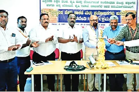 ಚನ್ನಗಿರಿ ತಾಲೂಕಿನ ಕತ್ತಲಗೆರೆಯಲ್ಲಿ ಬುಧವಾರ ಹಮ್ಮಿಕೊಂಡಿದ್ದ ವೈಜ್ಞಾನಿಕ ಜೇನು ಕೃಷಿ ತರಬೇತಿ ಕಾರ್ಯಕ್ರಮವನ್ನು ಪೊನ್ನಂಪೇಟೆ ಕೃಷಿ ವಿವಿಯ ವಿಸ್ತರಣಾ ಶಿಕ್ಷಣ ಘಟಕದ ಮುಖ್ಯಸ್ಥ ಡಾ.ಆರ್.ಎನ್. ಕೆಂಚರೆಡ್ಡಿ ಉದ್ಘಾಟಿಸಿದರು. ಡಾ.ಬಿ.ಎಂ. ಆನಂದಕುಮಾರ್, ಡಾ. ಗಂಗಪ್ಪಗೌಡ ಬಿರಾದಾರ, ಡಾ. ಸಣ್ಣತಿಮ್ಮಪ್ಪ, ಡಾ. ಮಂಜುನಾಥ್, ಡಾ. ಶರಣಪ್ಪ, ಡಾ.ಪ್ರಕಾಶ್, ಡಾ.ಎಸ್.ಬಿ. ಸಾಲಿಮಠ್ ಇದ್ದರು.training