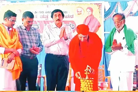 ಚನ್ನಗಿರಿ ತಾಲೂಕಿನ ಪಾಂಡೋಮಟ್ಟಿ ಗ್ರಾಮದಲ್ಲಿ ಶನಿವಾರ ಹಮ್ಮಿಕೊಂಡಿದ್ದ ರೈತಸಂಗಮ ಕಾರ್ಯಕ್ರಮವನ್ನು ಪಾಂಡೋಮಟ್ಟಿ ವಿರಕ್ತಮಠದ ಡಾ. ಗುರುಬಸವ ಸ್ವಾಮೀಜಿ ಉದ್ಘಾಟಿಸಿದರು. ಬಸವಜಯಚಂದ್ರ ಸ್ವಾಮೀಜಿ, ಡಾ. ಕೇದಾರಲಿಂಗ ಶಿವಶಾಂತವೀರ ಸ್ವಾಮೀಜಿ, ಆರ್.ಎಂ. ರವಿ, ದೇವರಾಜ್ ರೆಡ್ಡಿ ಇದ್ದರು.Conference
