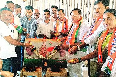 ಚನ್ನಗಿರಿ ಪಟ್ಟಣದ ಬಿಜೆಪಿ ಕಾರ್ಯಾಲಯದಲ್ಲಿ ಶನಿವಾರ ಆಯೋಜಿಸಿದ್ದ ಉದ್ಯೋಗ ಖಾತ್ರಿ ಯೋಜನೆ ಬಗ್ಗೆ ಕಾಂಗ್ರೆಸ್ ಅಪಪ್ರಚಾರದ ವಿರುದ್ಧ ಜಾಗೃತಿ ಅಭಿಯಾನಕ್ಕೆ ಮಾಜಿ ಶಾಸಕ ಮಾಡಾಳು ವಿರೂಪಾಕ್ಷಪ್ಪ ಚಾಲನೆ ನೀಡಿದರು. ಡಿ.ಸಿ. ಕುಮಾರ್, ಕುಬೇಂದ್ರೋಜಿರಾವ್, ಲಕ್ಷ್ಮೀದೇವಮ್ಮ, ಸಂತೇಬೆನ್ನೂರು ಬಸವರಾಜ್, ಶಶಿಕಲಾ ನಾಗರಾಜ್ ಇದ್ದರು.Campaign