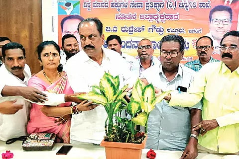 ಚನ್ನಗಿರಿ ಪಟ್ಟಣದ ಪ್ರವಾಸಿ ಮಂದಿರದಲ್ಲಿ ಬುಧವಾರ ಹಮ್ಮಿಕೊಂಡಿದ್ದ ವಿಶ್ವ ಮಾನವ ಹಕ್ಕುಗಳ ಸೇವಾ ಪ್ರತಿಷ್ಠಾನದ ಜಿಲ್ಲಾಧ್ಯಕ್ಷರ ಅಭಿನಂದನಾ ಸಮಾರಂಭವನ್ನು ಜಿಲ್ಲಾಧ್ಯಕ್ಷ ಜಿ.ಎ. ರುದ್ರೇಶ್ ನಲ್ಲೂರು ಉದ್ಘಾಟಿಸಿದರು. ನಾಗರಾಜ್, ಎಚ್.ಆರ್. ಗಂಗಾಧರಯ್ಯ, ಶೈಲೇಶ್ ಪಟೇಲ್ ಇತರರಿದ್ದರು.