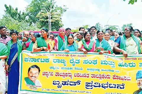 ಚನ್ನಗಿರಿ ತಾಲೂಕನ್ನು ಬರಪೀಡಿತ ಎಂದು ಘೋಷಿಸುವಂತೆ ಒತ್ತಾಯಿಸಿ ರಾಜ್ಯ ರೈತ ಸಂಘ ಹಾಗೂ ಹಸಿರು ಸೇನೆ (ಹುಚ್ಚವ್ವನಹಳ್ಳಿ ಮಂಜುನಾಥ್ ಬಣ) ಕಾರ್ಯಕರ್ತರು ತಾಲೂಕು ಕಚೇರಿ ಎದುರು ಪ್ರತಿಭಟನೆ ನಡೆಸಿದರು. ಯಲೋದಳ್ಳಿ ರವಿಕುಮಾರ್, ಪ್ರಭಾಕರ್, ಆಂಜನೇಯ, ಪೀರ್ಯನಾಯ್ಕ, ಜ್ಞಾನೇಶ್ ಇತರರಿದ್ದರು. drought